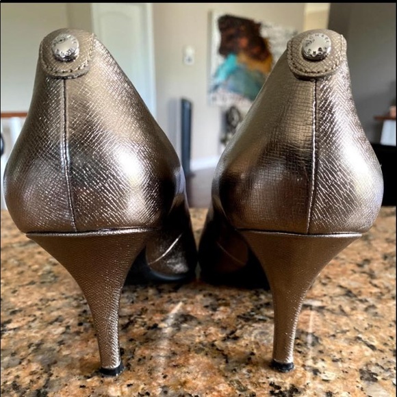 Micheal Kors pumps size 9.5 M Metalic - Picture 3 of 4